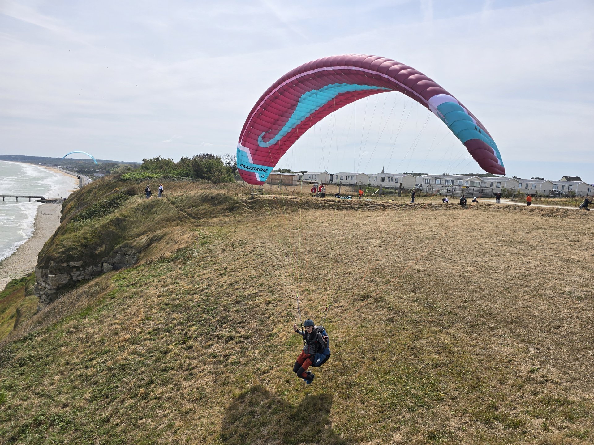 Aile Flare Moustache en vol le long des falaises